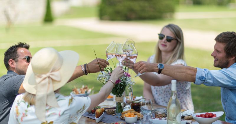 Picnic in the vineyards, credit Chateau de la Dauphine, TWIN