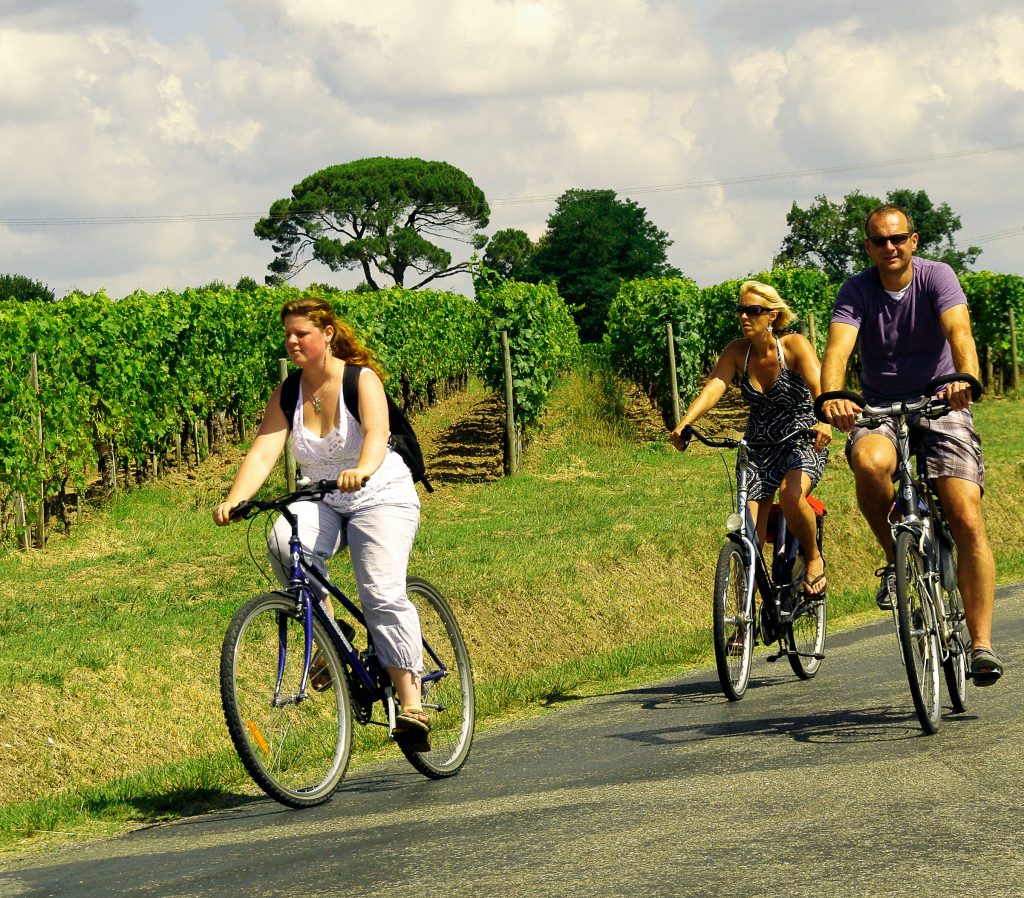 Cycling through the vineyards of Bordeaux Y.Serrano---CDT-Gironde