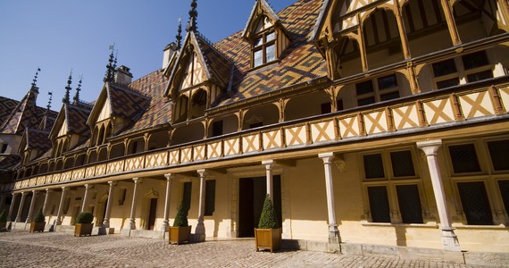 Burgundy Wine Tours - cour Hospices de Beaune - Beaune Tourisme © F. Vauban