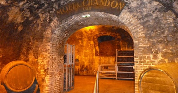 Champagne tasting in Epernay - Credits Vine Escape
