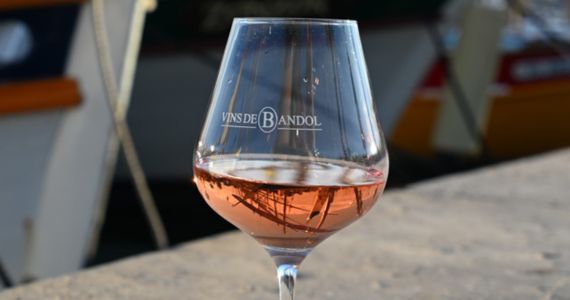 Bandol Provence glass of wine, credit Vins de Bandol, Les Vinographes