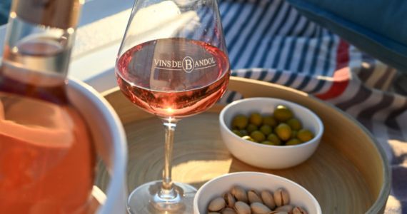 Wine and nibbles, credit Vins de Bandol Les Vinographes