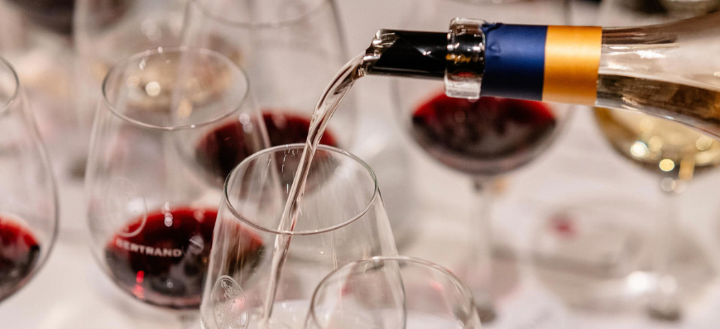 Wines pouring, credit Chateau l'Hospitalet