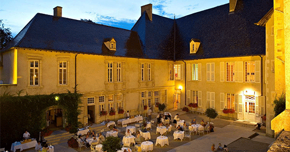 Beaujolais wine tours - Courtyard-Credits-Chateau-de-Pizay