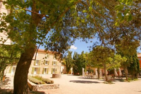 Chateau l'Hospitalet courtyard, credit Chateau l'Hospitalet
