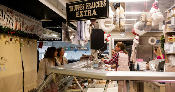 Culinary trips to France, Les Halles d'Avignon market stand