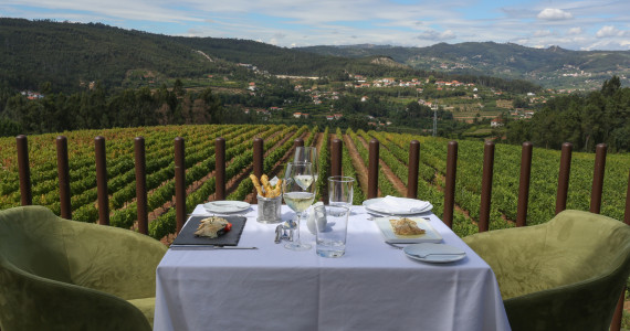 Monverde Wine Experience, dining outside, credit Monverde Wine Experience Hotel