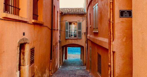 Street in Saint-Tropez, Cheval Blanc Saint-Tropez break