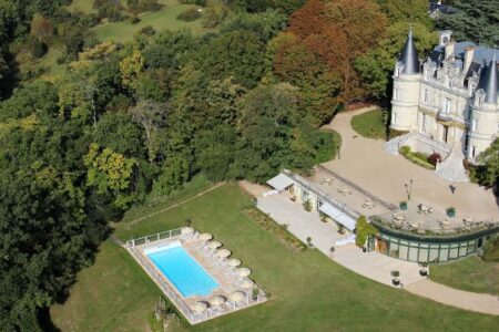 Domaine de la Tortiniere exterior, 4 star Chateau with swimming pool, credits Domaine de la Tortiniere