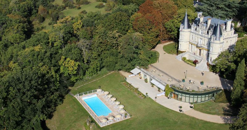 Domaine de la Tortiniere exterior, 4 star Chateau with swimming pool, credits Domaine de la Tortiniere